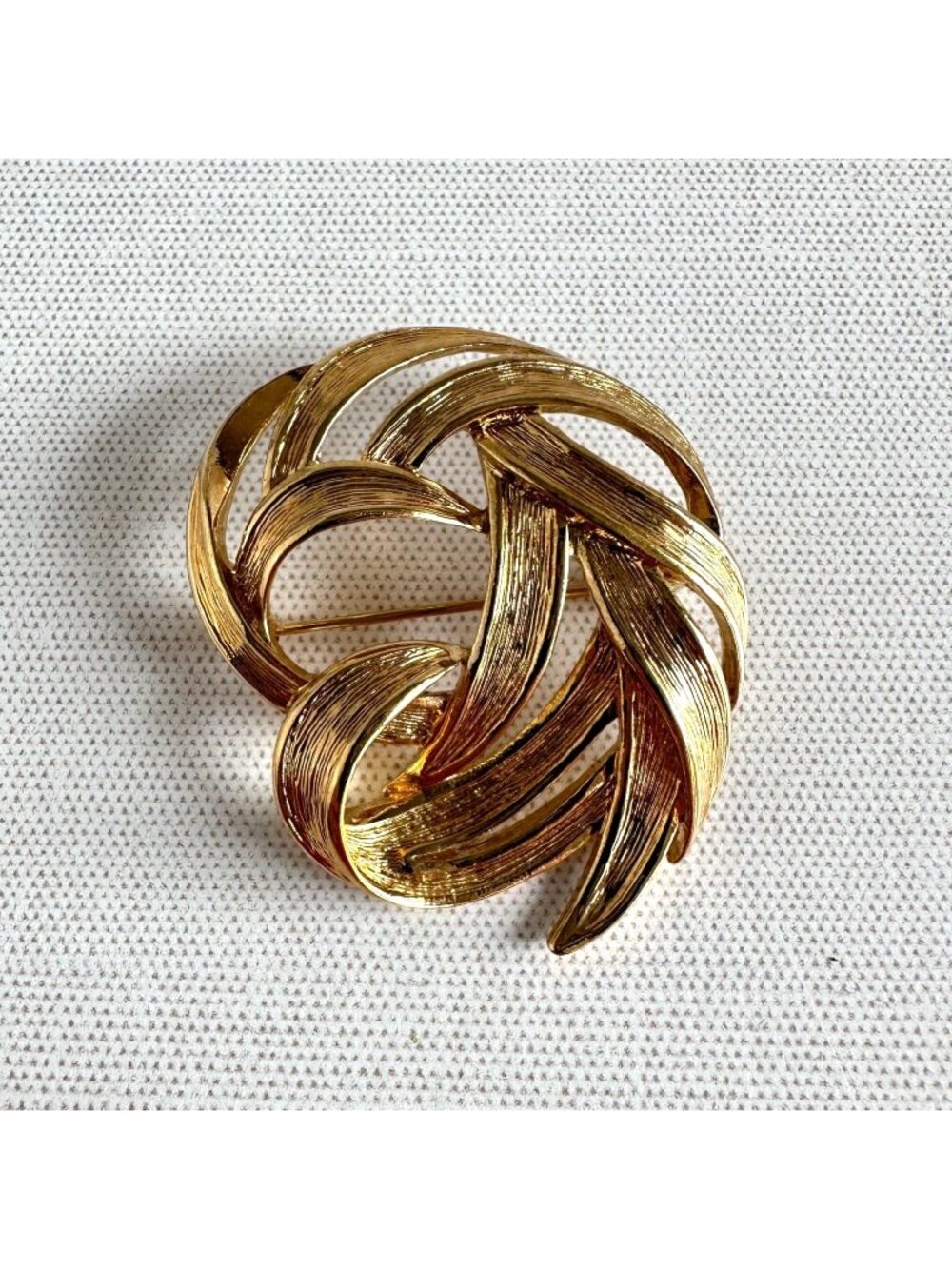 Monet Gold Tone Ribbon Swirl Brooch Pin Vintage 2"